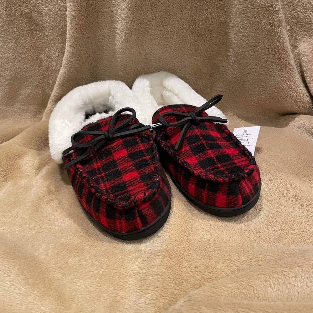 NWT Women’s Buffalo Plaid cozy winter slippers, size 9-10
